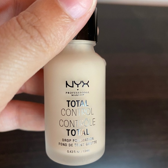 🍎🍎 NYX total control foundation - Picture 2 of 3